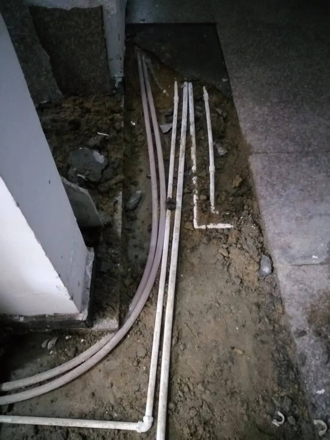 新宁漏水，切勿盲目乱刨乱砸