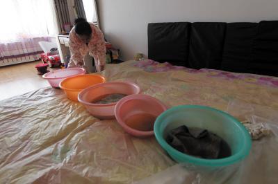 新宁楼上漏水，住户失联，小区没物管，业主维权难！律师来支招……